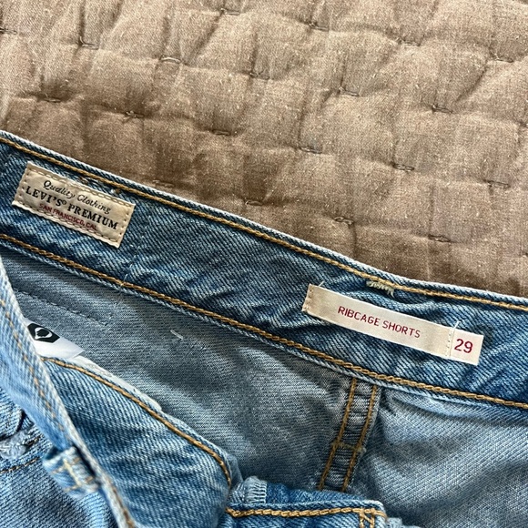 Levi’s Ribcage Shorts - Picture 3 of 4